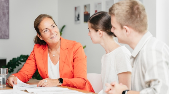 Paar mit einer Anwältin.