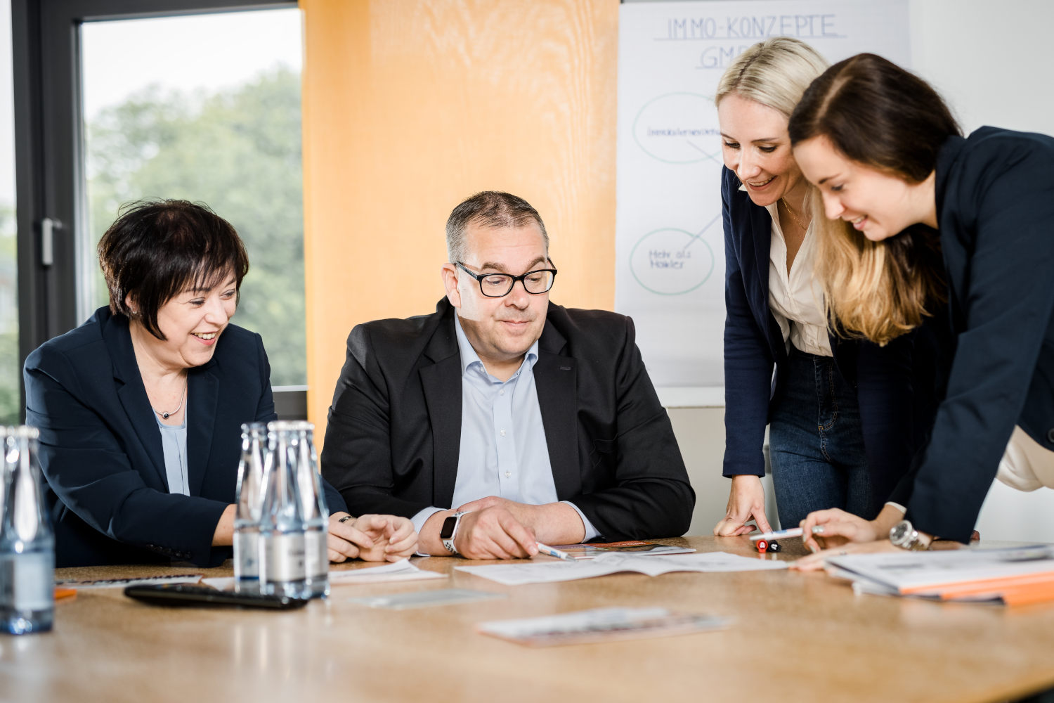 Besprechung im Maklerbüro.